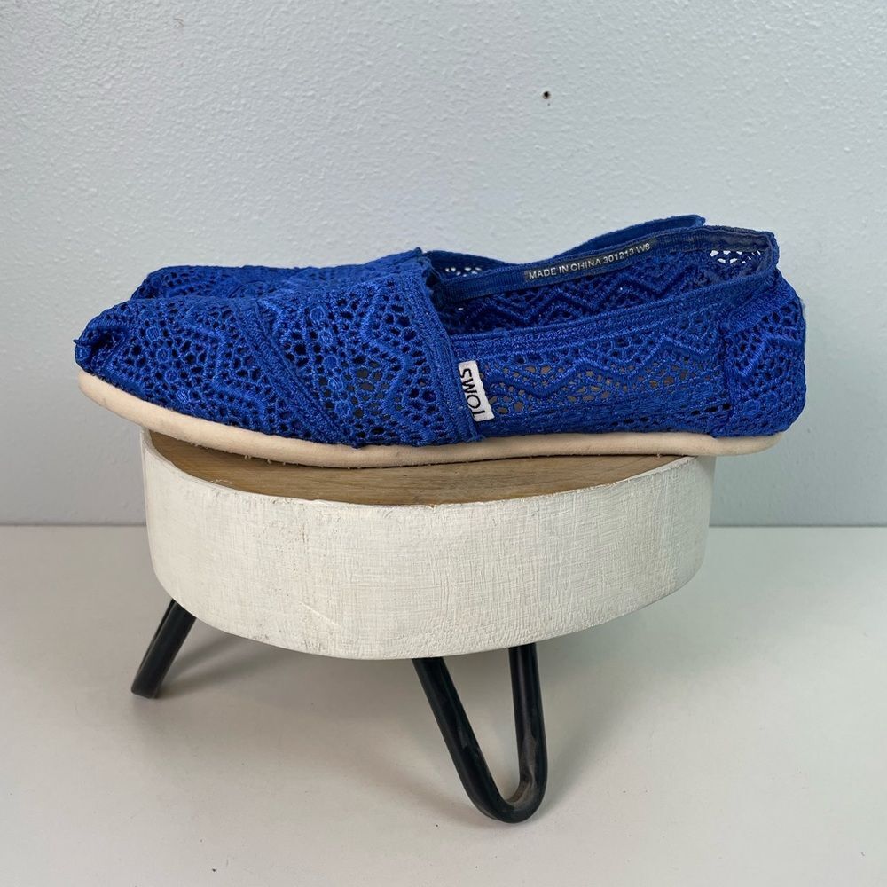 TOMS Vibrant Blue Lace Slip-Ons Size 8M EUC